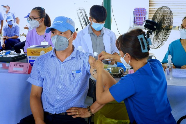 HCMC’s 65 hospitals perform COVID-19 vaccination for people
